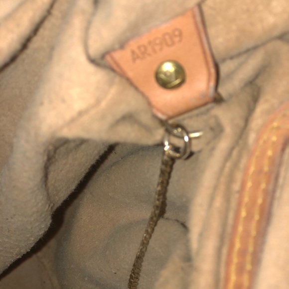 Louis. Hutton Bucket Bag - Picture 3 of 7